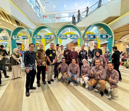 Foto bersama Direktur Dana dan Jasa MA Suharto dengan tamu undangan lainnya di both BRK Syariah. 